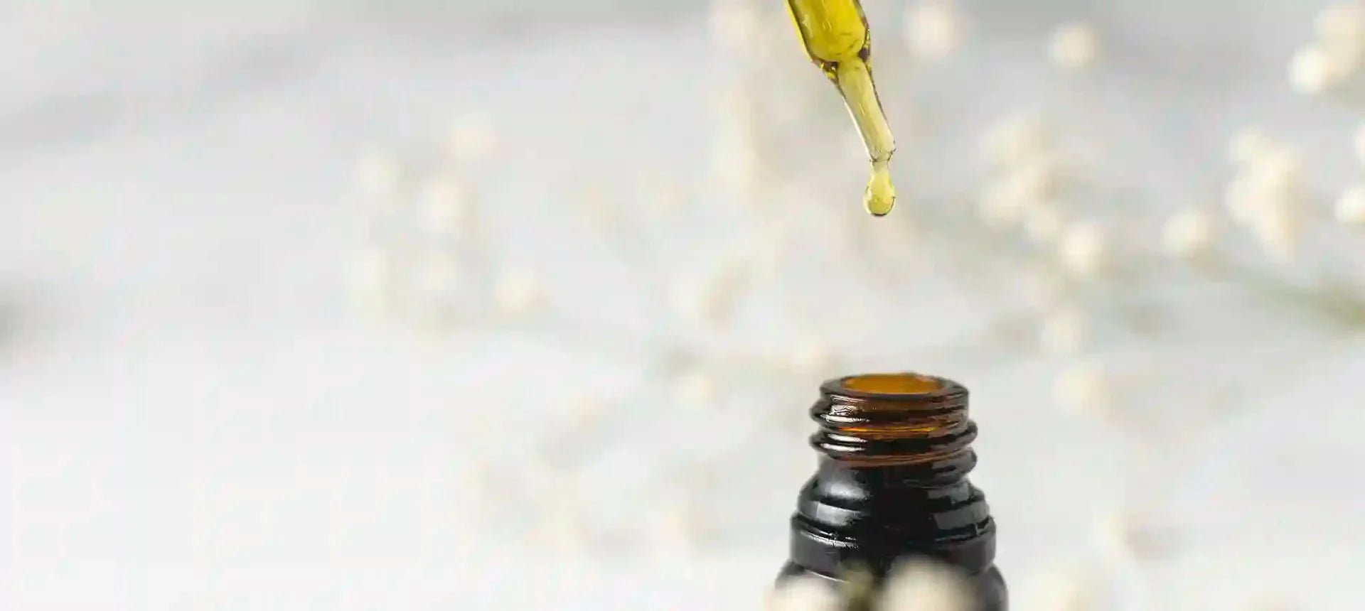 Composición fotográfica de un gotero en una botella