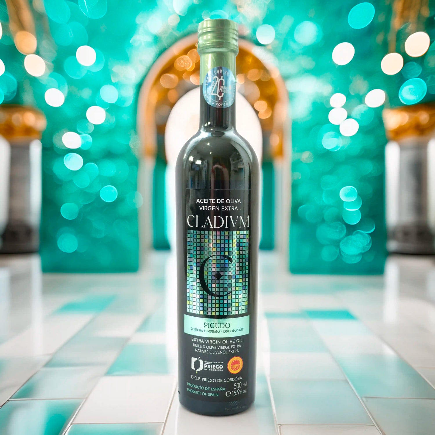 Aceite de Oliva Virgen Extra Cladivm Picudo 500ml con fondo decorativo inspirado en la botella