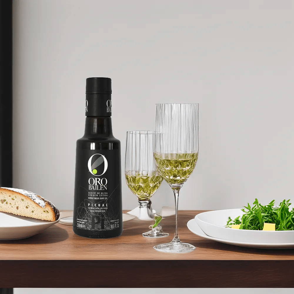 Botella de aceite de Oliva Virgen Extra Oro Bailén Picual 250ml en una mesa elegante de restaurante