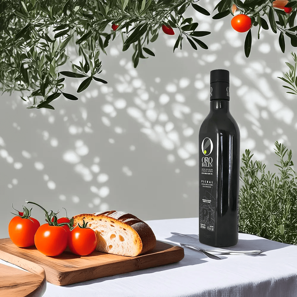 Botella de aceite de Oliva Virgen Extra Oro Bailén Picual 500ml en escena con mesa exterior