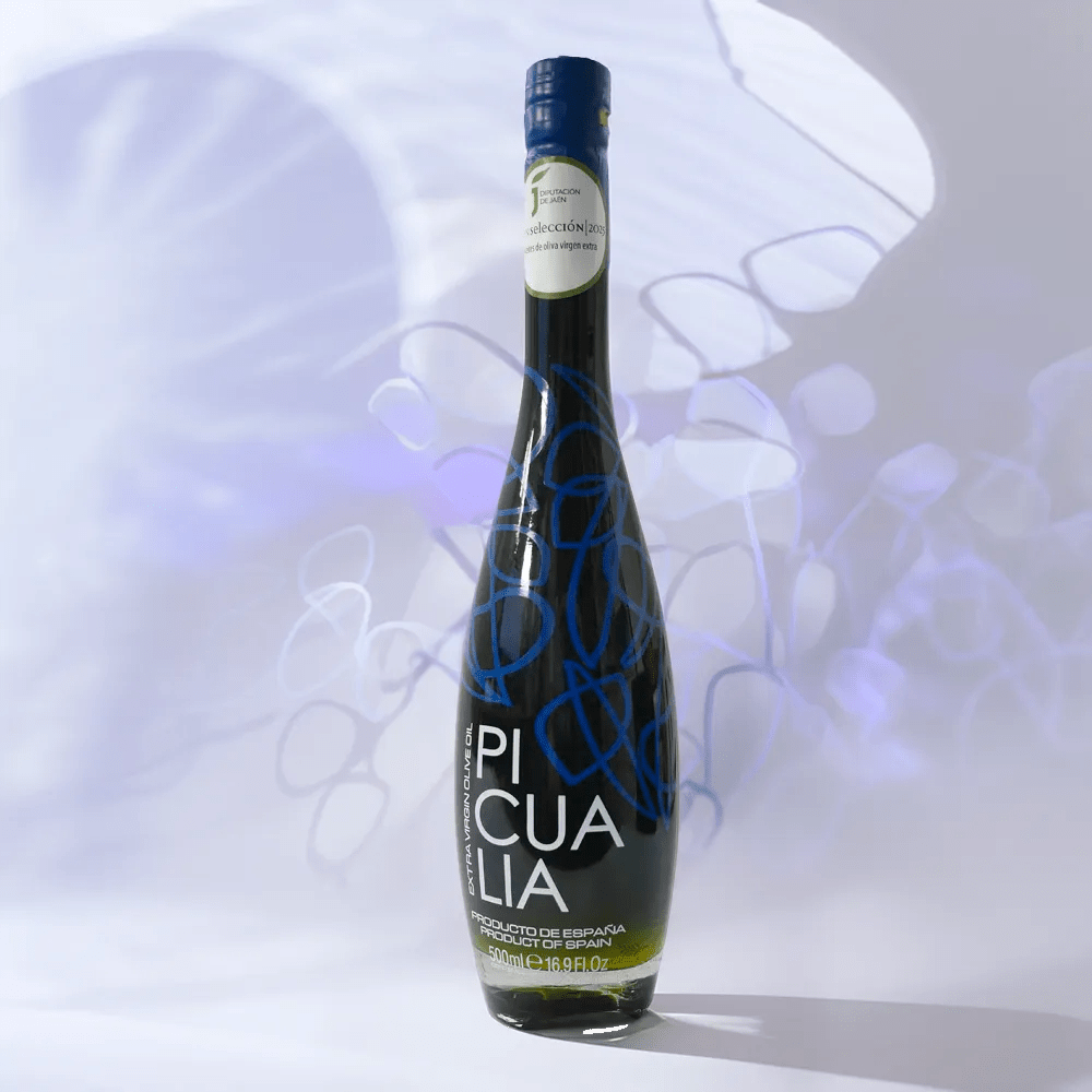 Botella de aceite de oliva virgen extra Picualia Reserva 500ml con fondo inspirado en el diseño de la botella