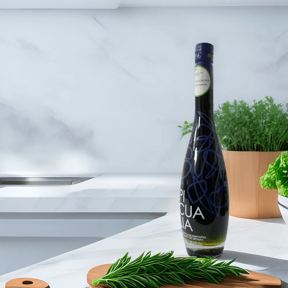 Botella de aceite de oliva virgen extra Picualia Reserva 500ml en una cocina gourmet moderna