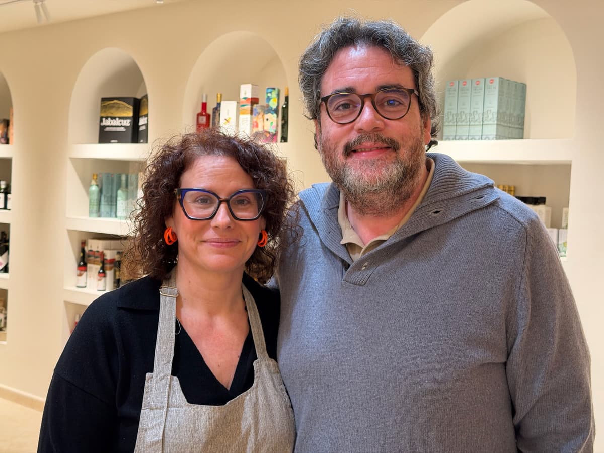 Mercedes Uceda y Jerónimo Palacios en la oleoteca Molino & Cata, Granada