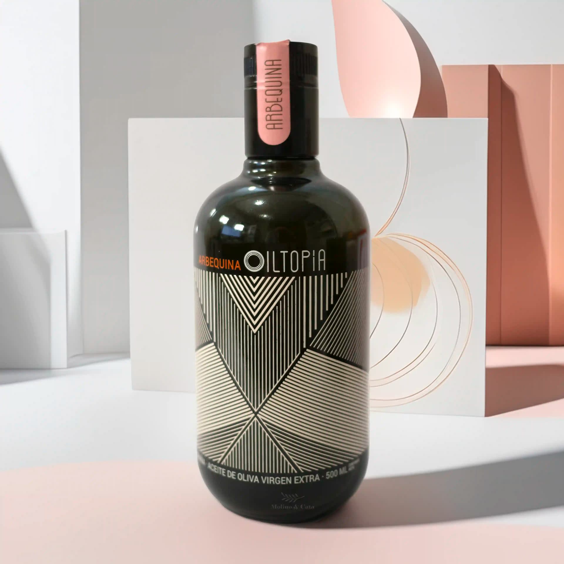 Aceite de Oliva Virgen Extra Premium Arbequina Oiltopia 500ml con fondo geométrico inspirado en el diseño de la botella