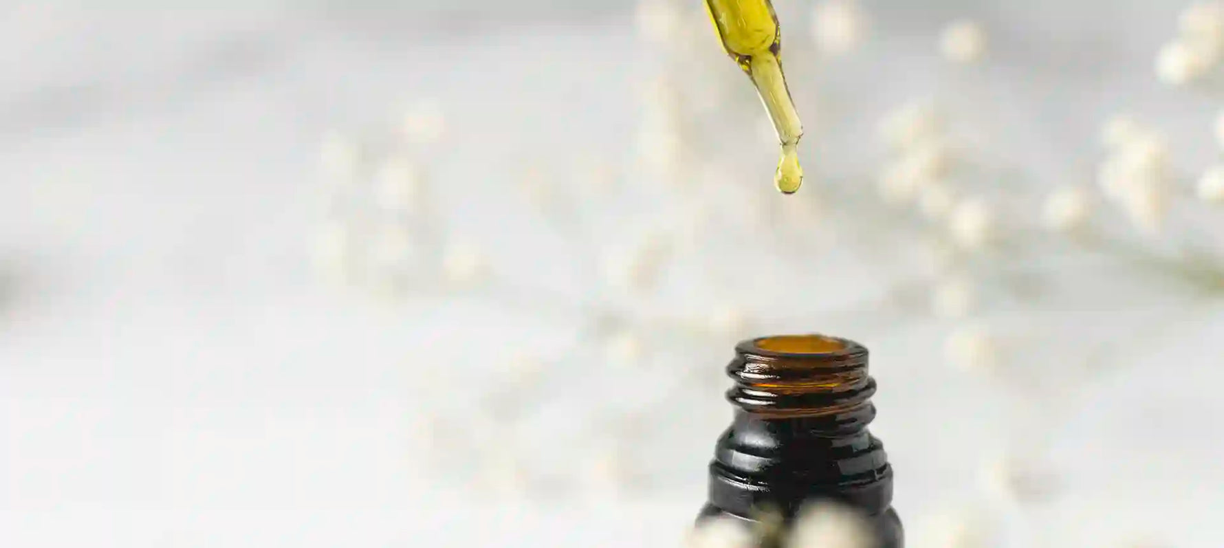 Composición fotográfica de un gotero en una botella