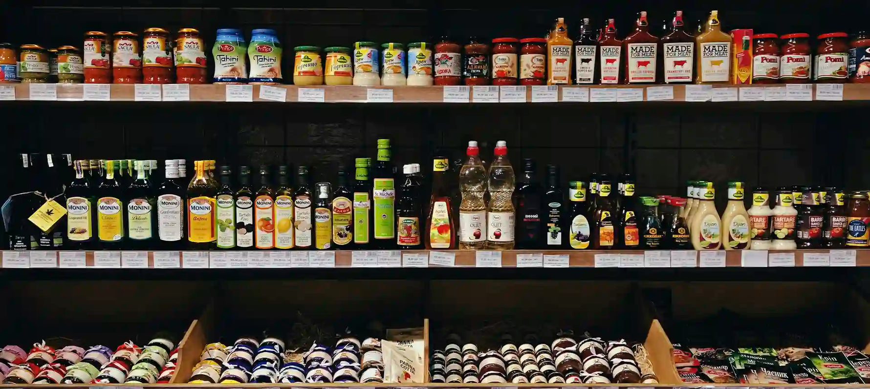 Composición fotográfica de botellas y botes en un estante de supermercado