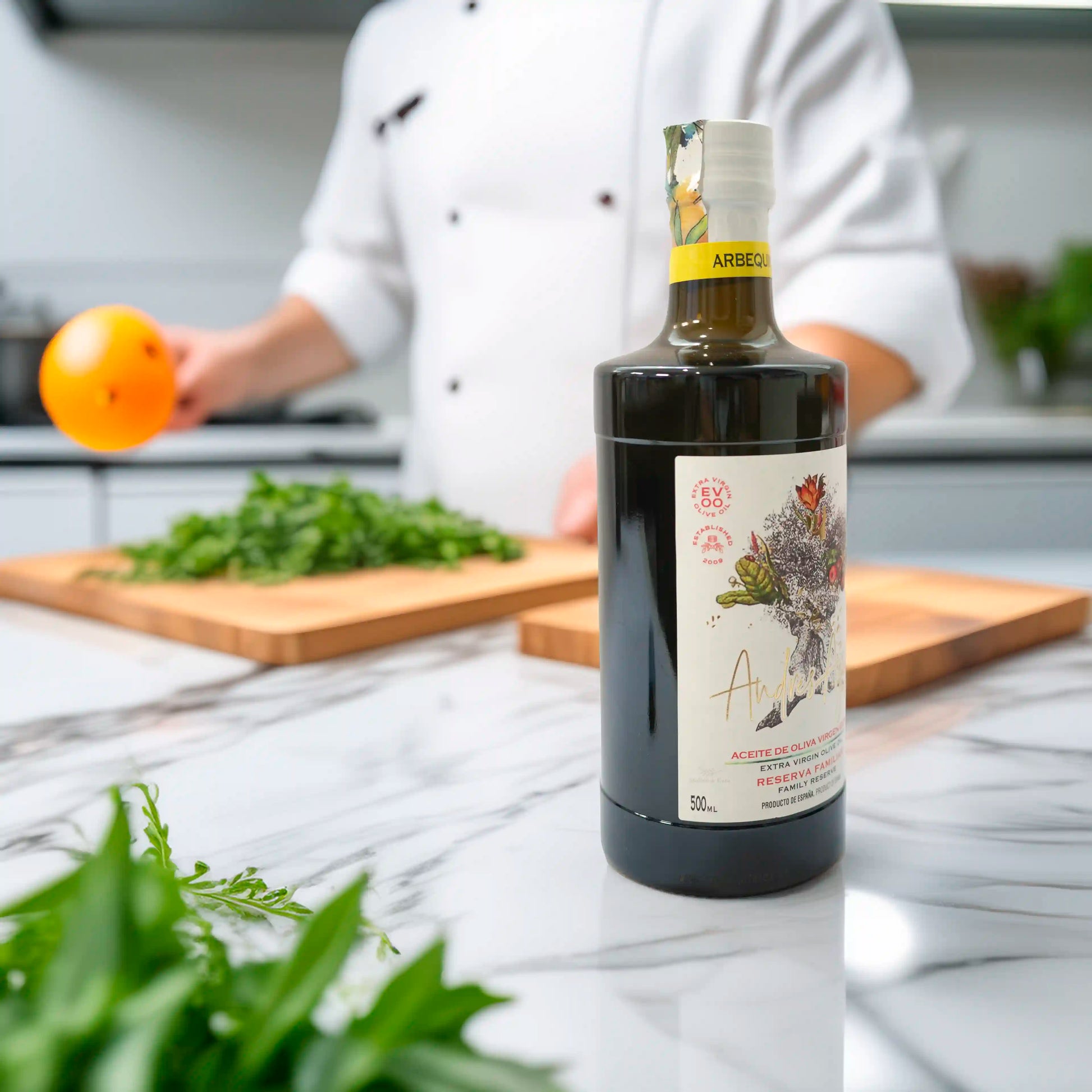 Aceite de Oliva Virgen Extra Premium Andres Aguilar Arbequina en escena cocina