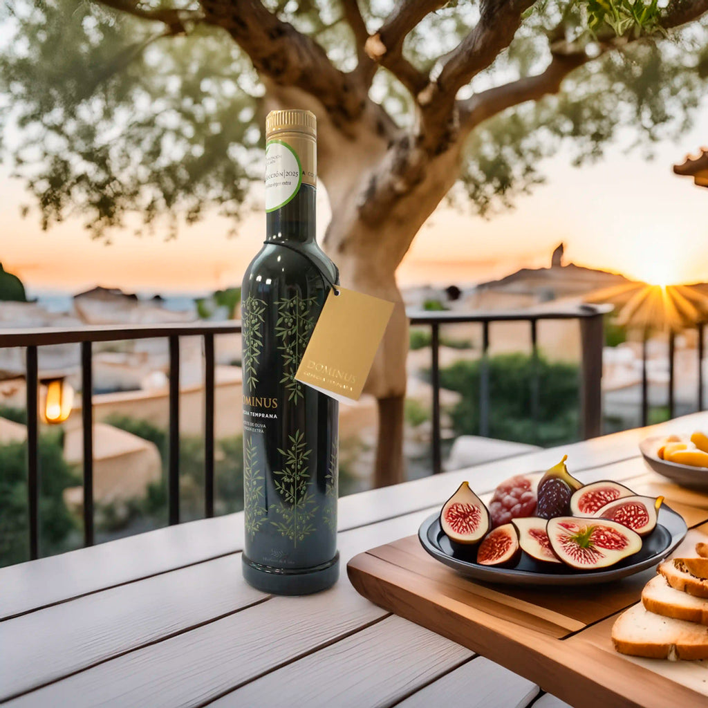 Aceite de Oliva Virgen Extra Premium Dominus Cosecha Temprana en escena de atardecer exterior