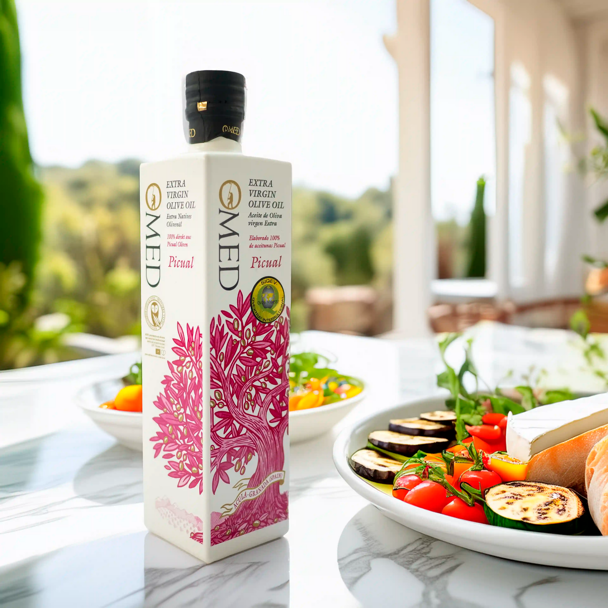Aceite de Oliva Virgen Extra O-MED Picual 500ml en escena exterior mediterranea