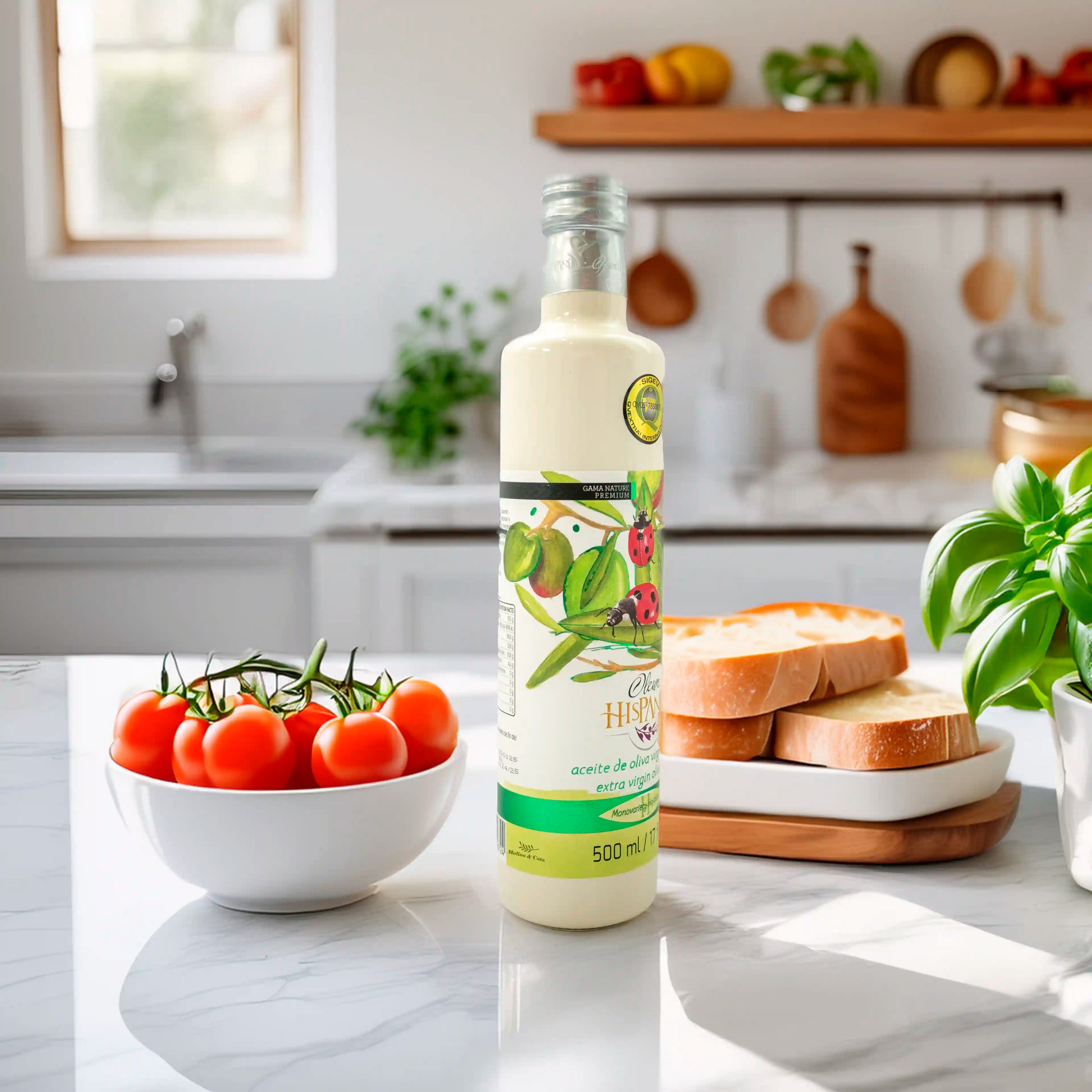 Oleum Hispania Gama Nature Premium Hojiblanca 500m en cocina con tomate y pan