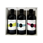 Imagen del contenido del pack regalo de tres botellas de aceite de oliva virgen extra ecológico Picual, Arbequina y Coupage de Pago de Peñarrubia vendido por Molino y Cata