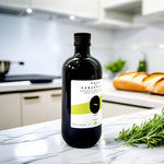 Pago de Peñarrubia Aceite de Oliva Virgen Extra Picual ecológico 500ml en una cocina moderna de mármol