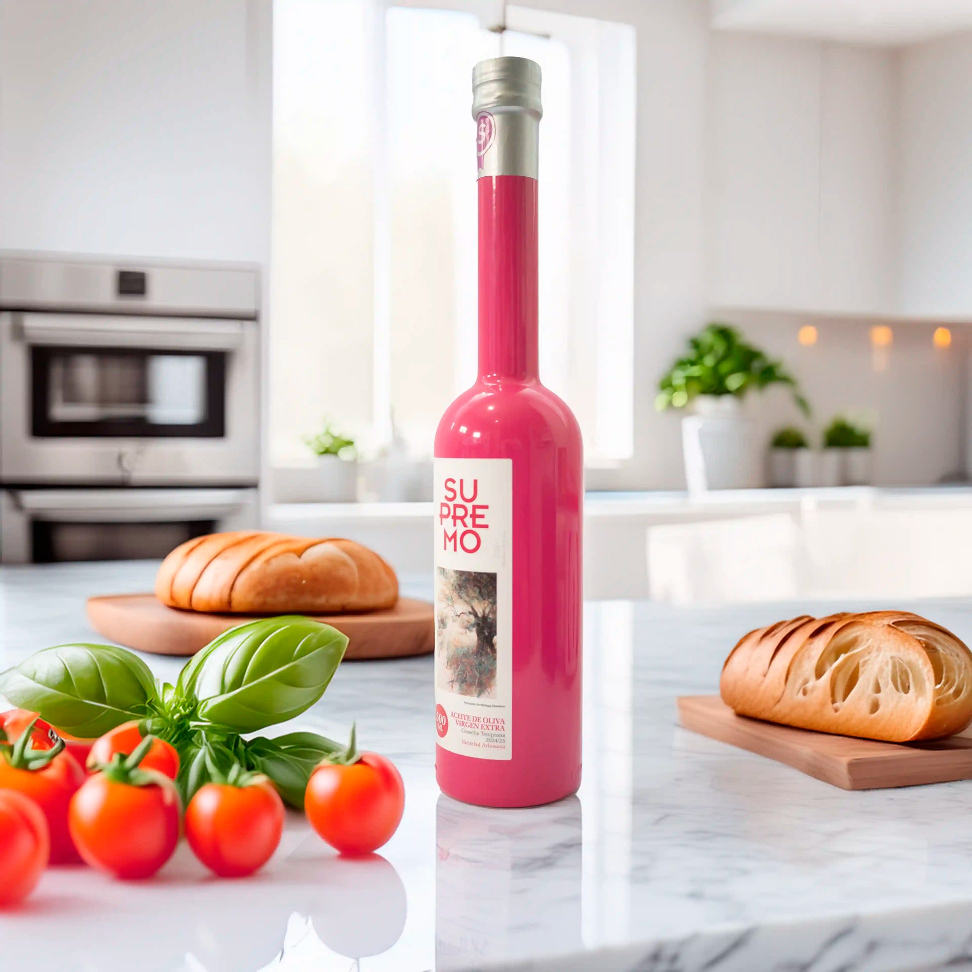 Aceite de Oliva Virgen Extra Supremo Arbosana 500ml en una escena de cocina mediterránea