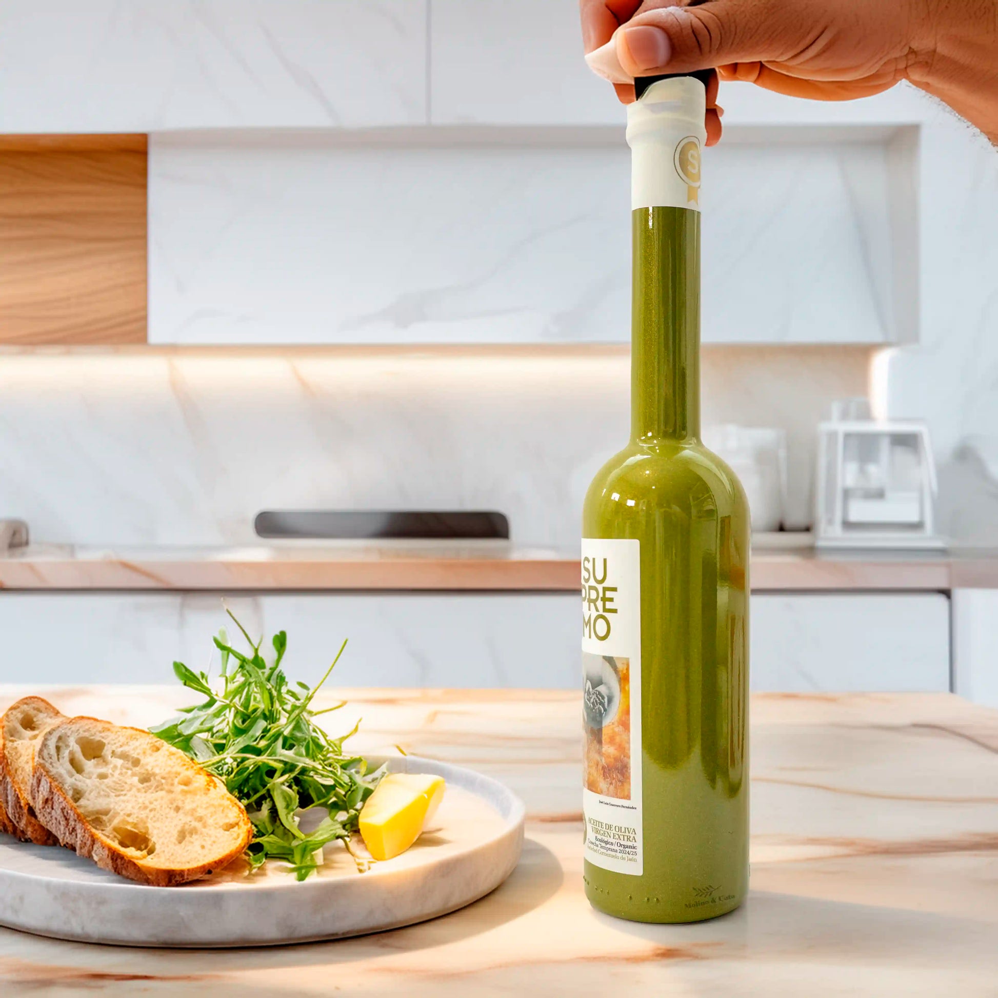 Aceite de Oliva Virgen Extra Supremo Cornezuelo 500ml en cocina de marmol