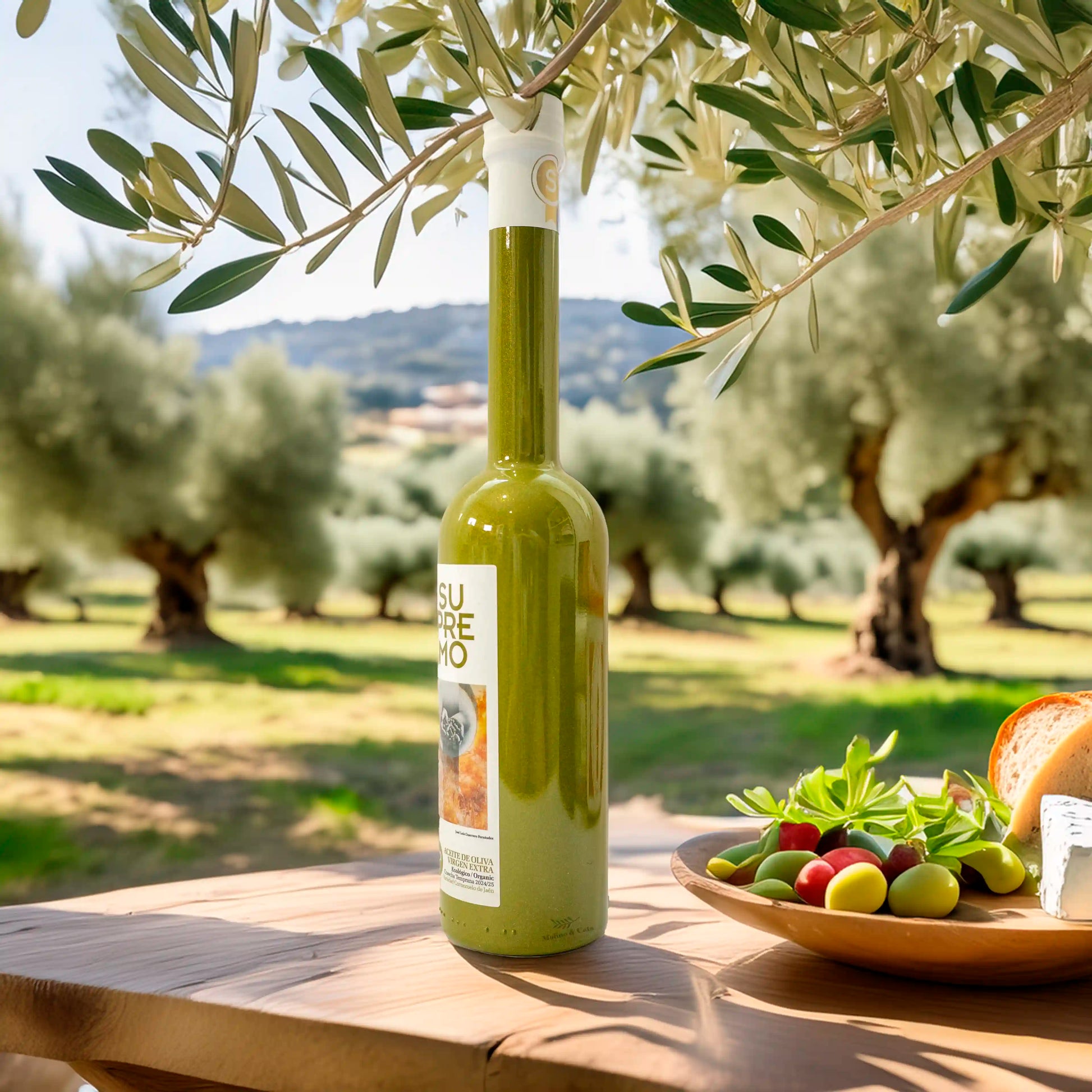 Aceite de Oliva Virgen Extra Supremo Cornezuelo 500ml en escena de mesa exterior picnic
