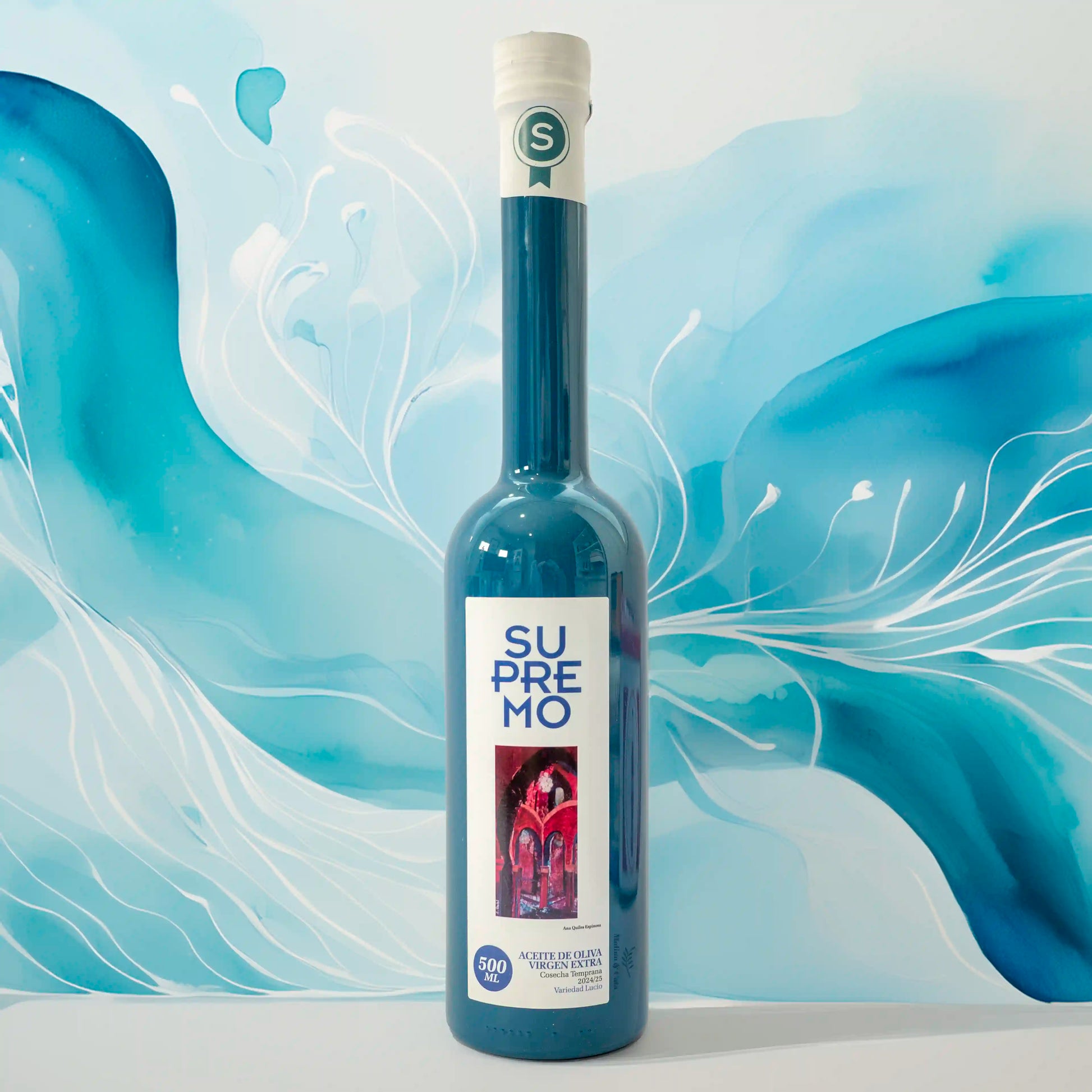 Aceite de Oliva Virgen Extra Supremo Lucio 500ml con fondo inspirado en el diseño de la botella