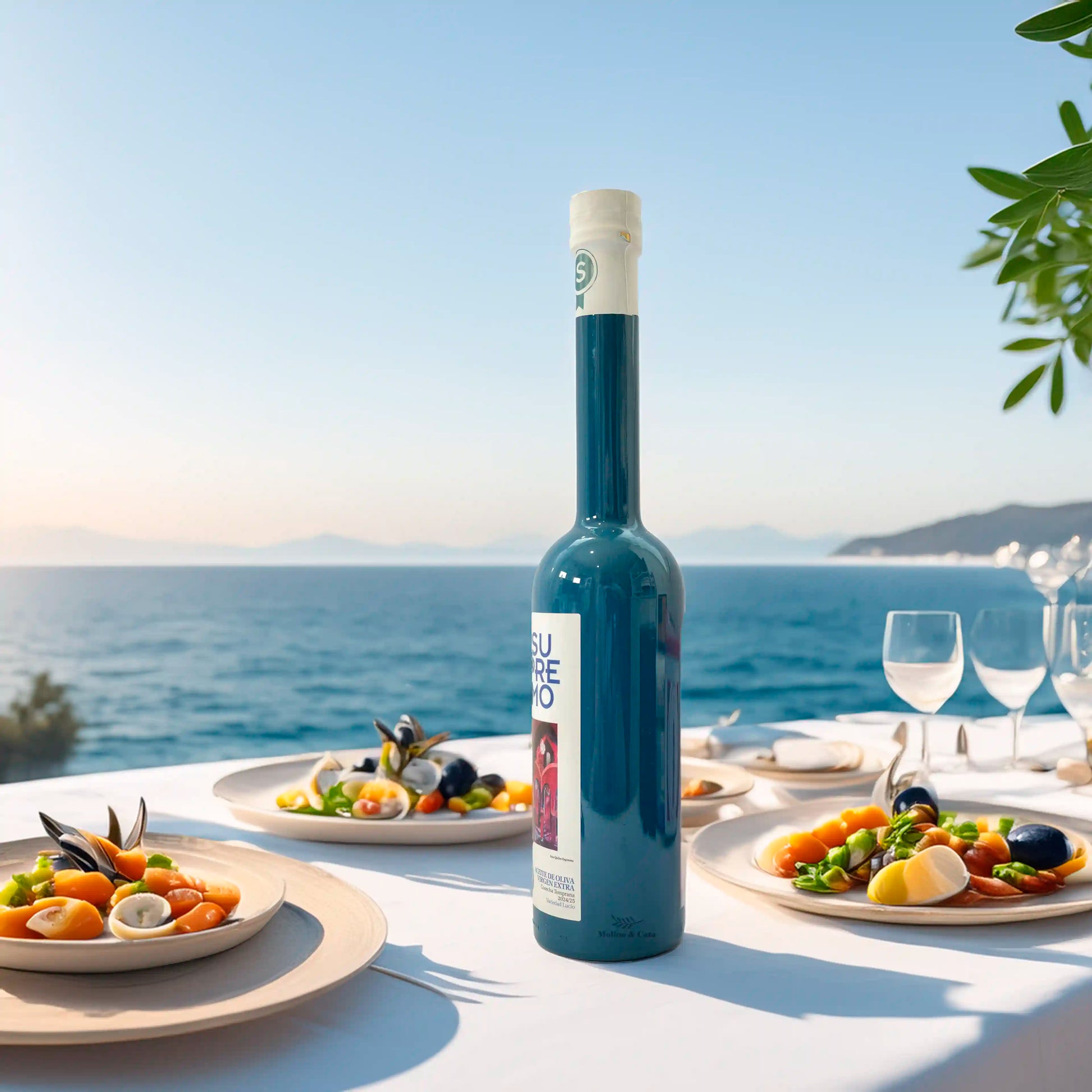 Aceite de Oliva Virgen Extra Supremo Lucio 500ml en escena junto al mar mediterraneo